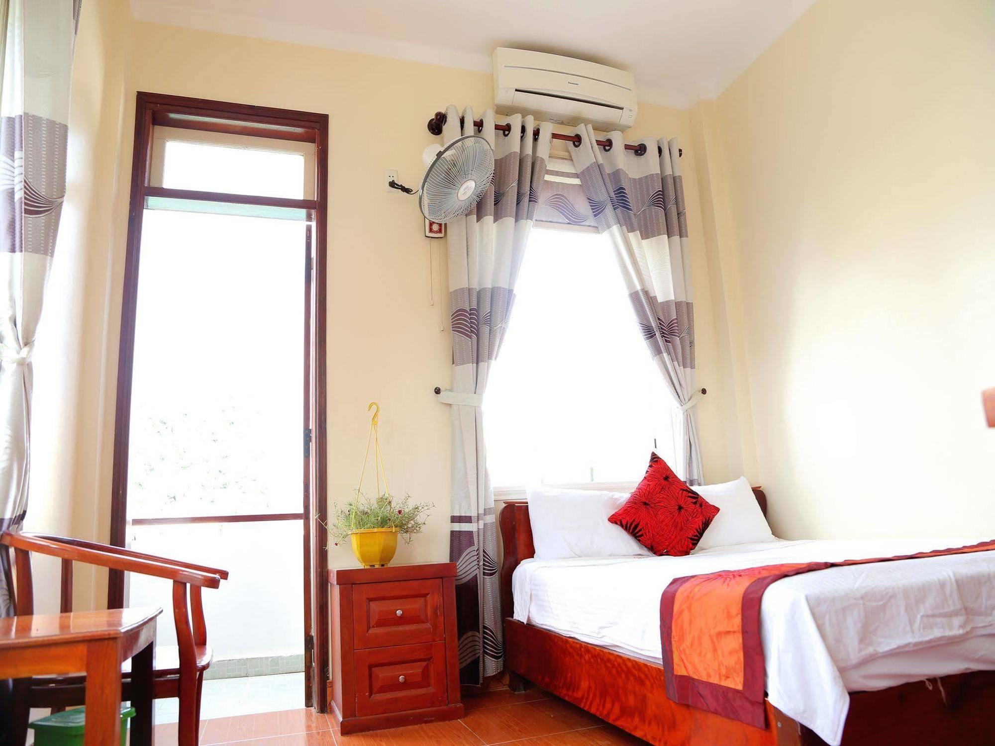 Thien Thanh Hotel Фонг Нха Екстериор снимка